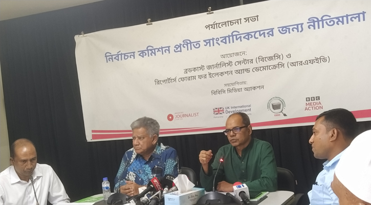 সাংবাদিকদের ভোটকক্ষে প্রবেশে অনুমতির প্রয়োজন নেই: উপদেষ্টা